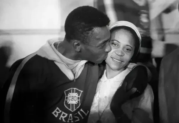 Pelé kissing his mother, Dona Celeste
